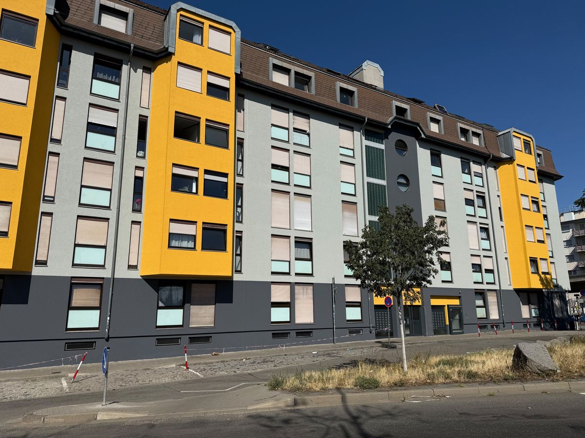 Wohn- und Geschäftshaus mit heller Putzfassade