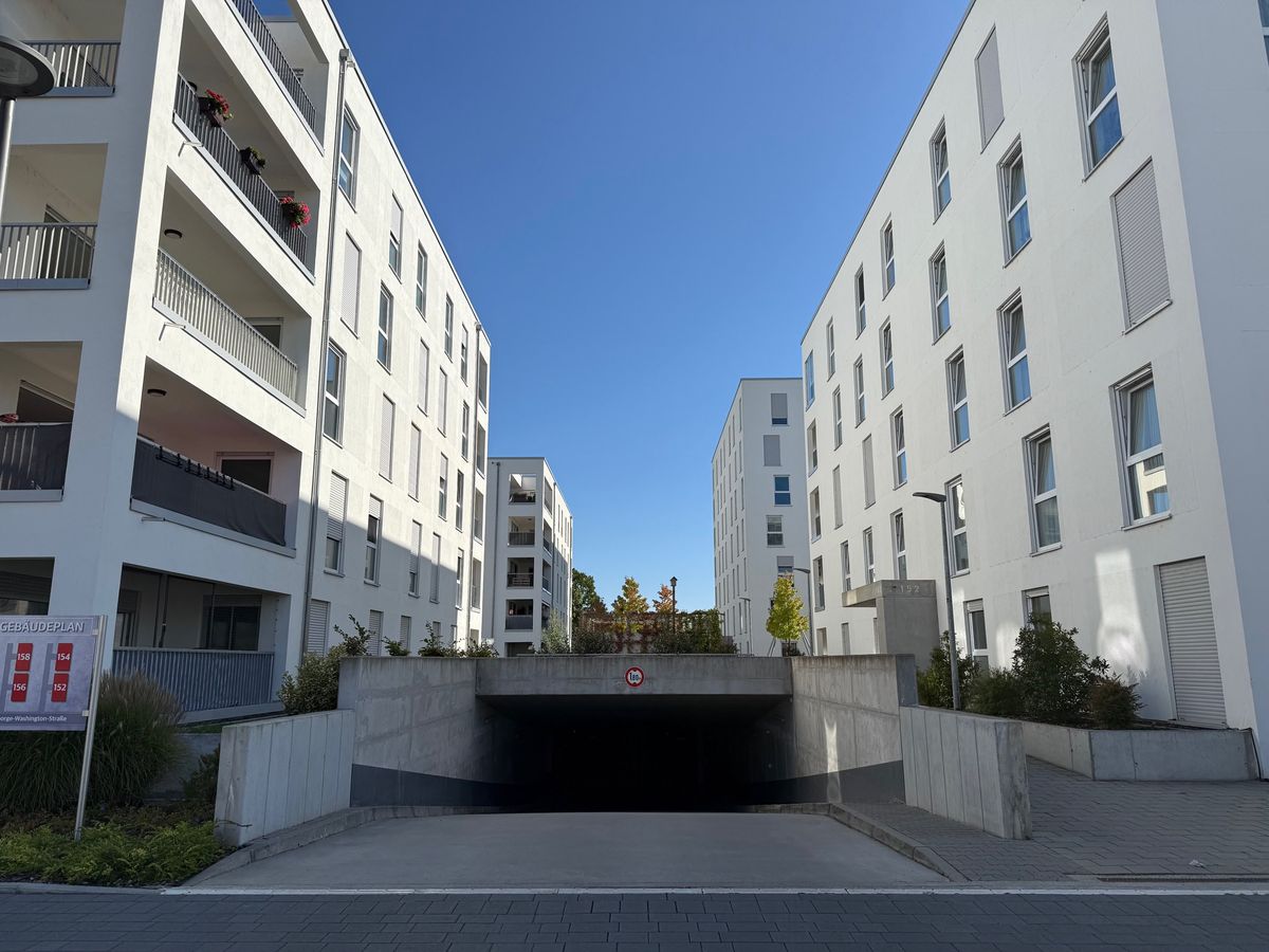 Neubau-Wohnanlage mit Tiefgaragenzufahrt