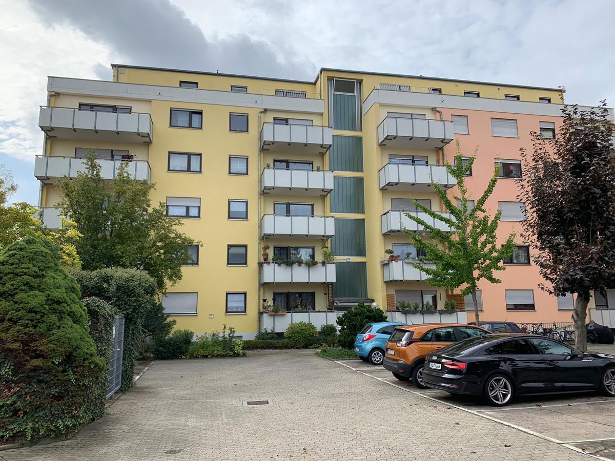 Mehrfamilienhaus mit farbig abgesetzten Balkonen