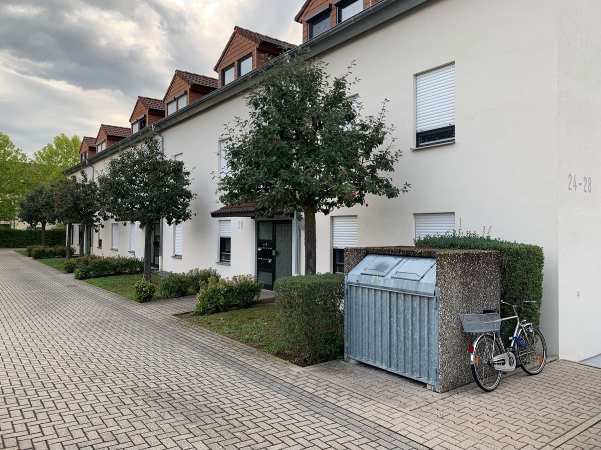 Reihenhauszeile mit begrünten Vorgärten
