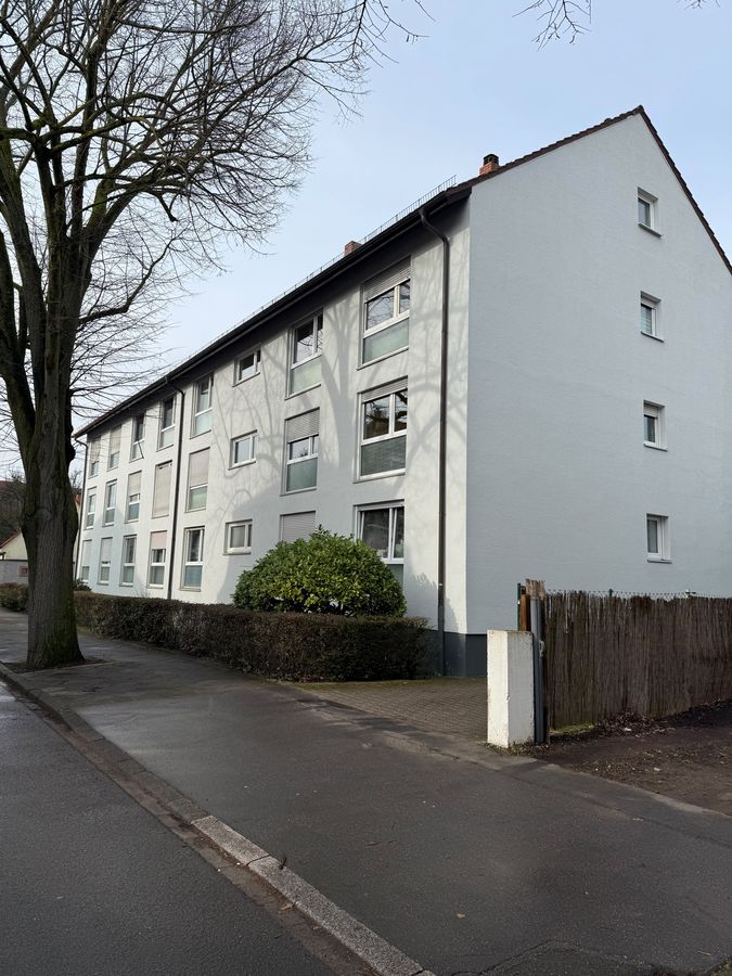 Wohnhaus mit Grünstreifen zur Straße