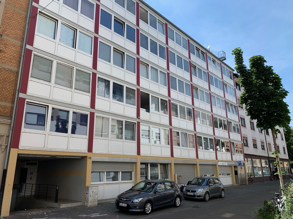 Wohnanlage mit verglasten Balkonbändern
