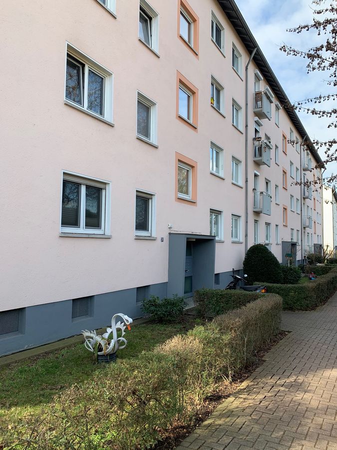 Mehrfamilienhaus mit Gartenweg