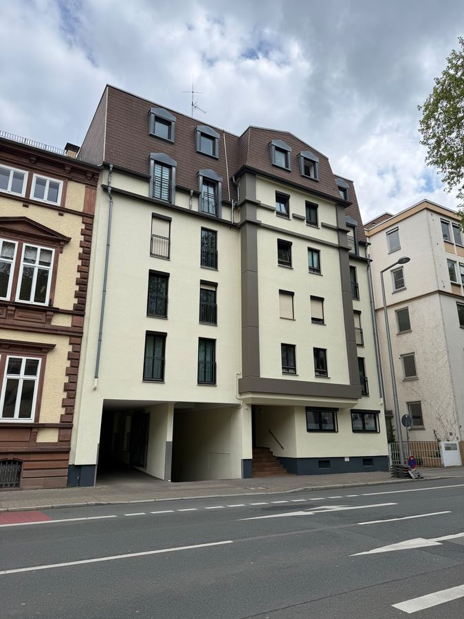 Eckgebäude an einer innerstädtischen Kreuzung